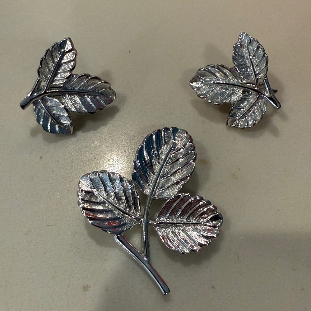 Sarah Coventry Leaf Brooch and Earring Set and coordinating bracelet